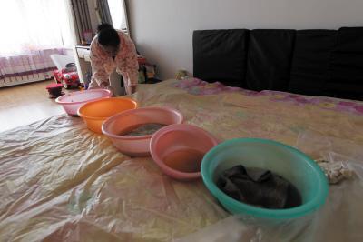 黑河楼上漏水，住户失联，小区没物管，业主维权难！律师来支招……